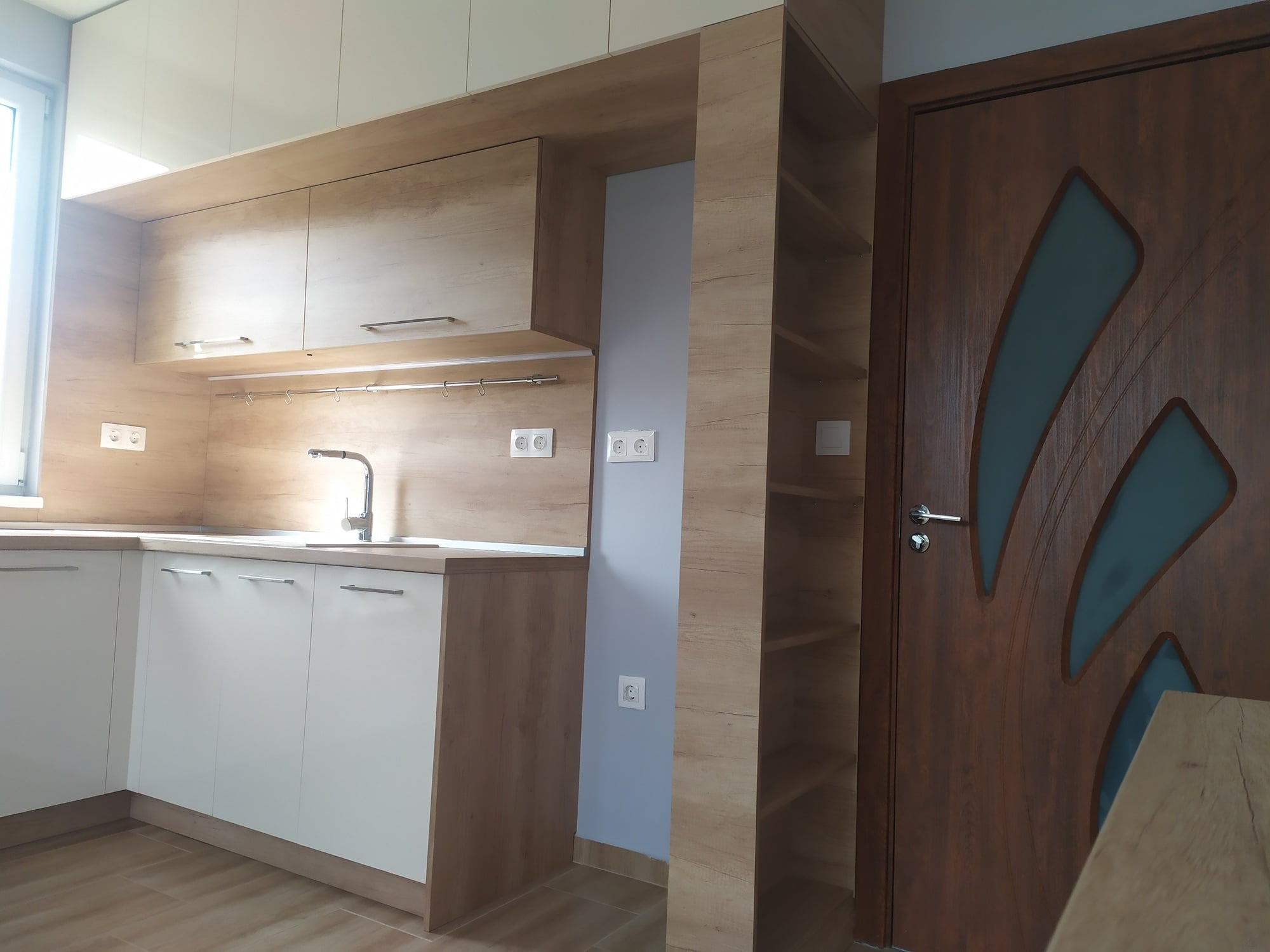 Отворени рафтове до аспиратора върху гръб в декор Дъб Небраска