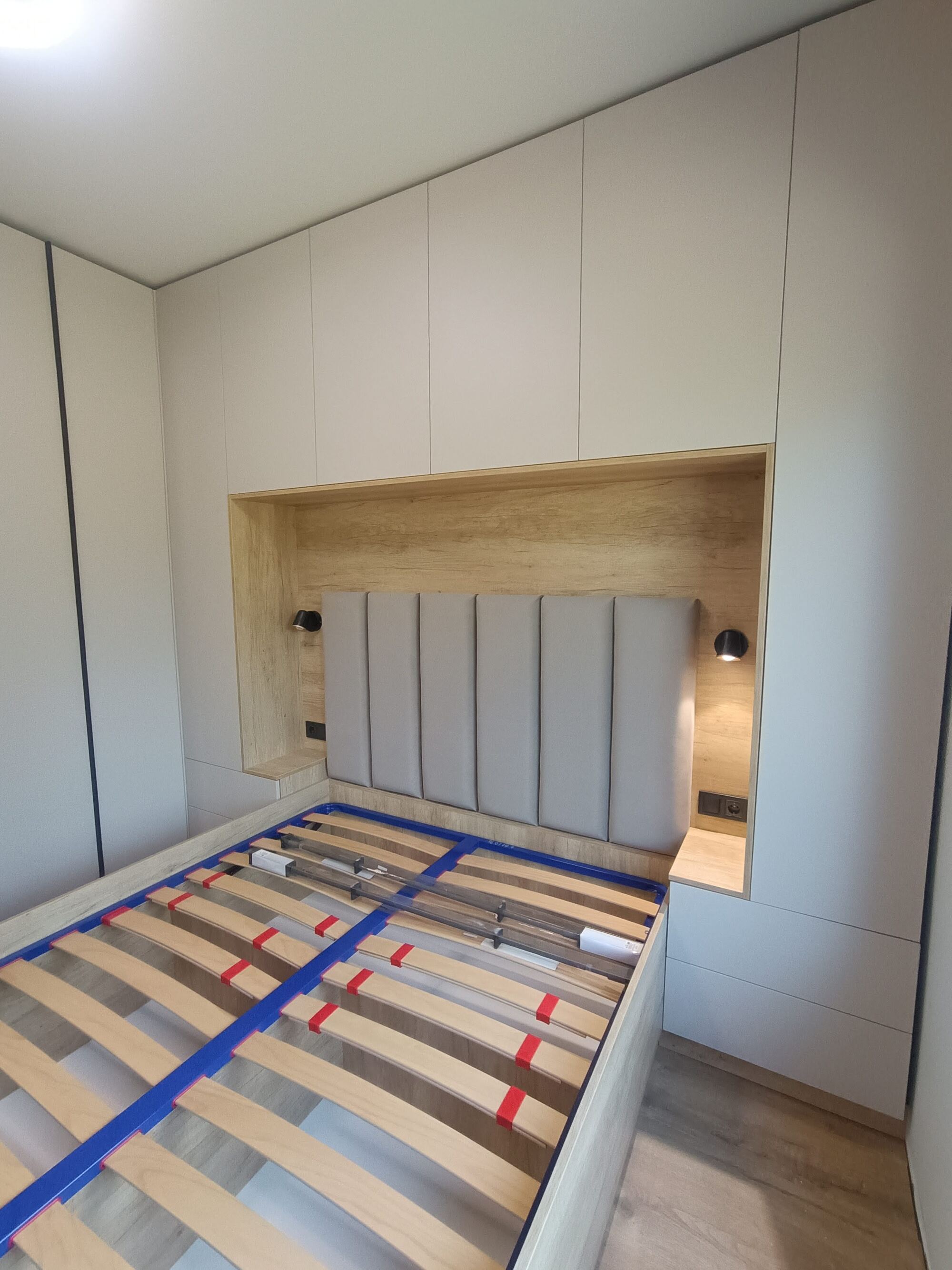 Цялостна визия на гардеробната стена с интегрирана табла и симетрични нощни ниши