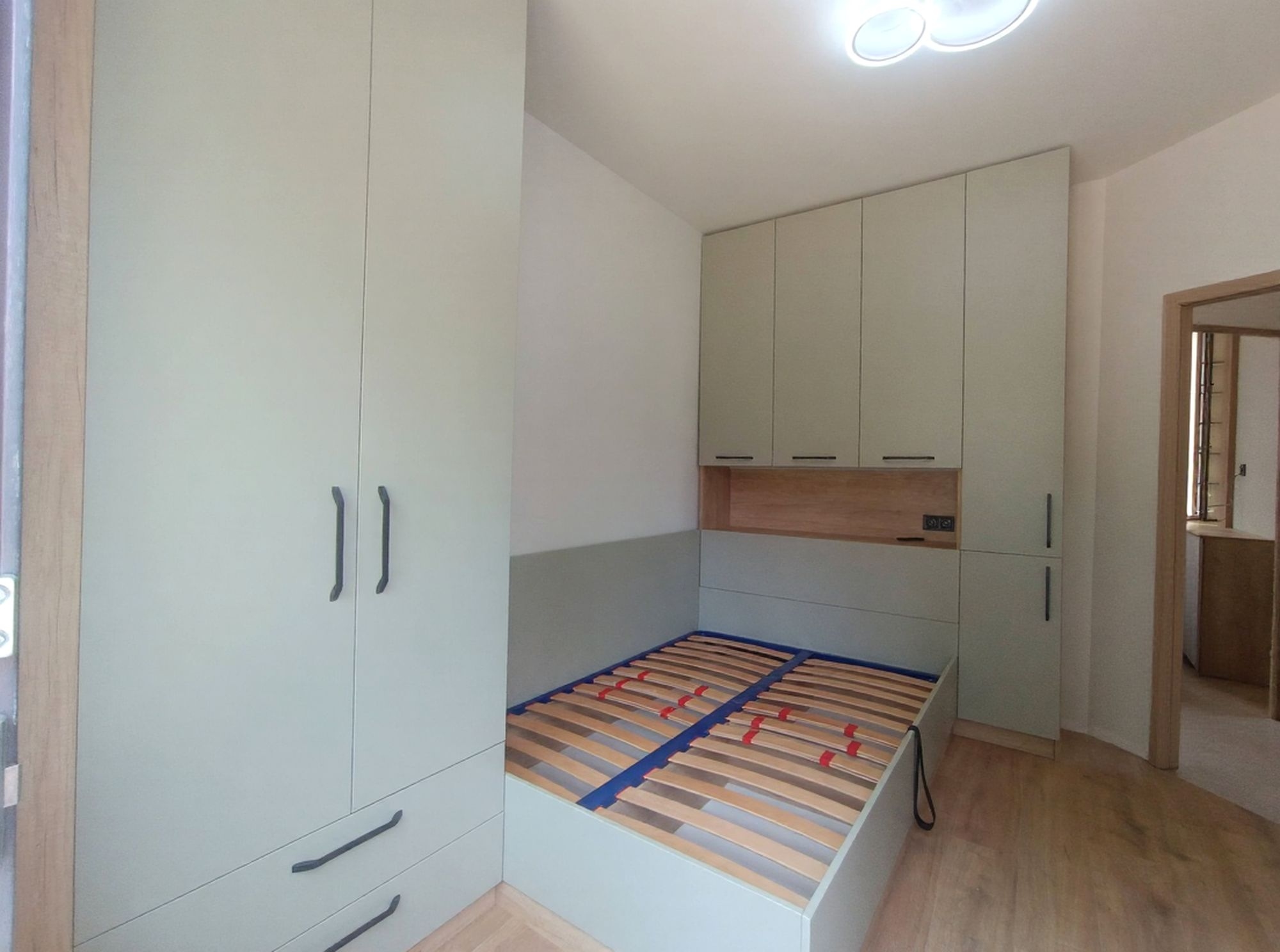 Тийн стая по поръчка в декори Салвия и Дъб Небраска EGGER с гардероб до таван, легло с повдигащ механизъм и функционално бюро. Компактно решение за учене, съхранение и почивка.