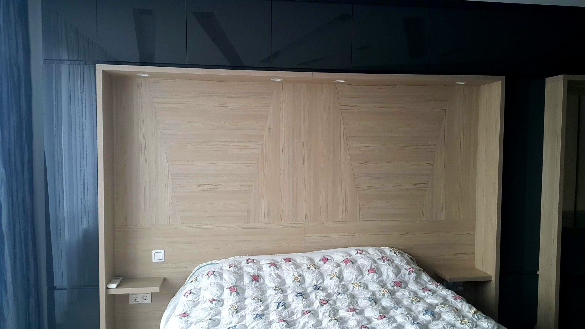 Общ изглед към спалнята с дизайнерски таван с вградени осветителни тела