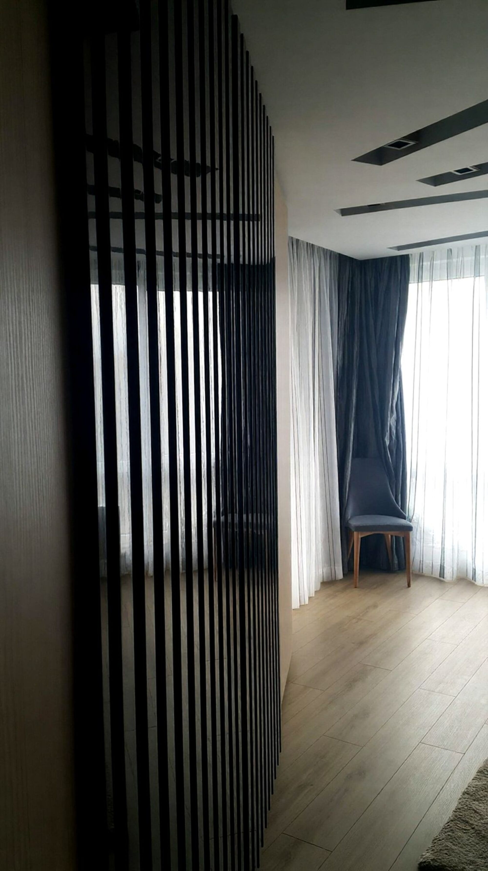 Гардеробна композиция в графит гланц по цялата стена с вертикални фрезовани панели