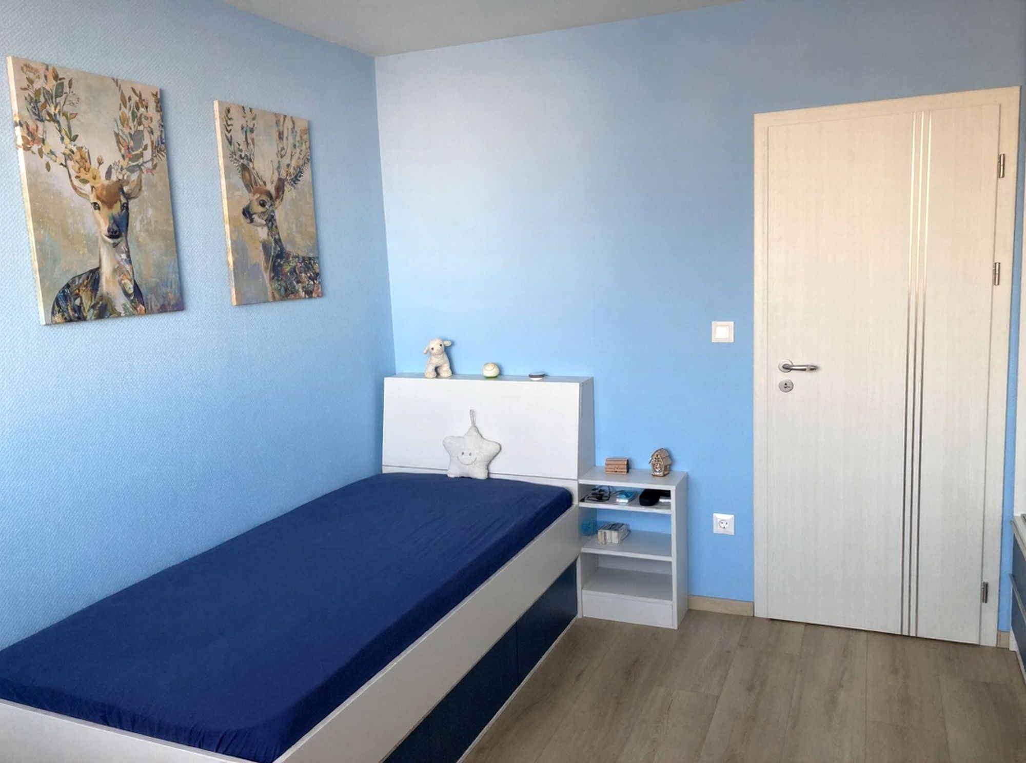 Легло с табла и вградено нощно шкафче, комбинирано с ракла за съхранение в син акцент