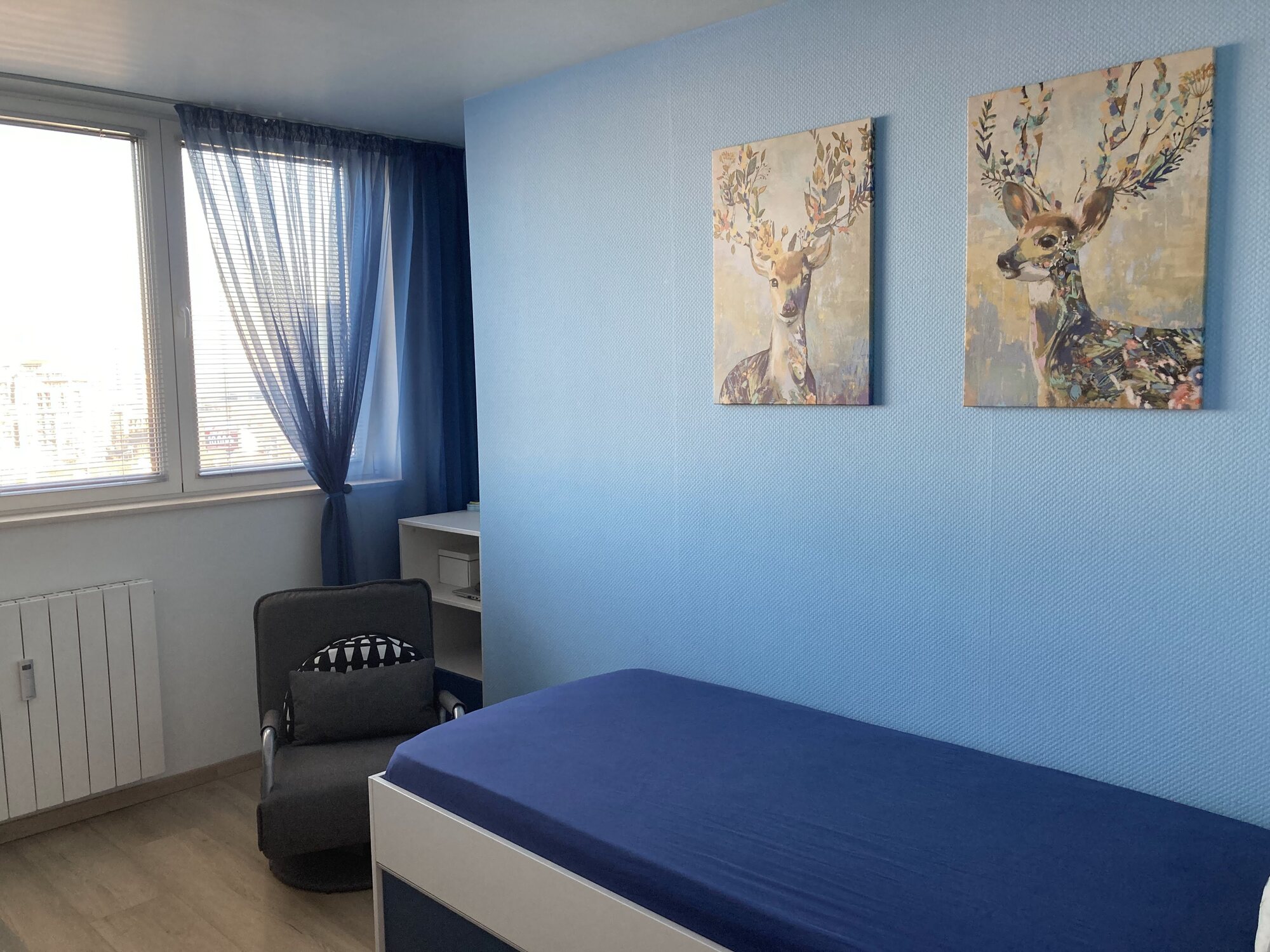 Учебен кът до прозореца с бюро по размер и етажерка за книги и аксесоари