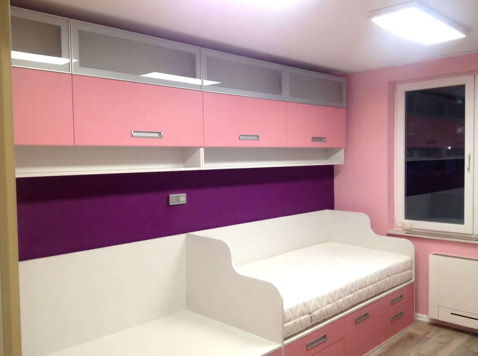 Детска стая за две деца по поръчка с две бюра, легло с чекмеджета и гардероб. Изпълнена от ПДЧ EGGER в бяло-сиво и фламинго, проектирана за споделено пространство и максимално съхранение.