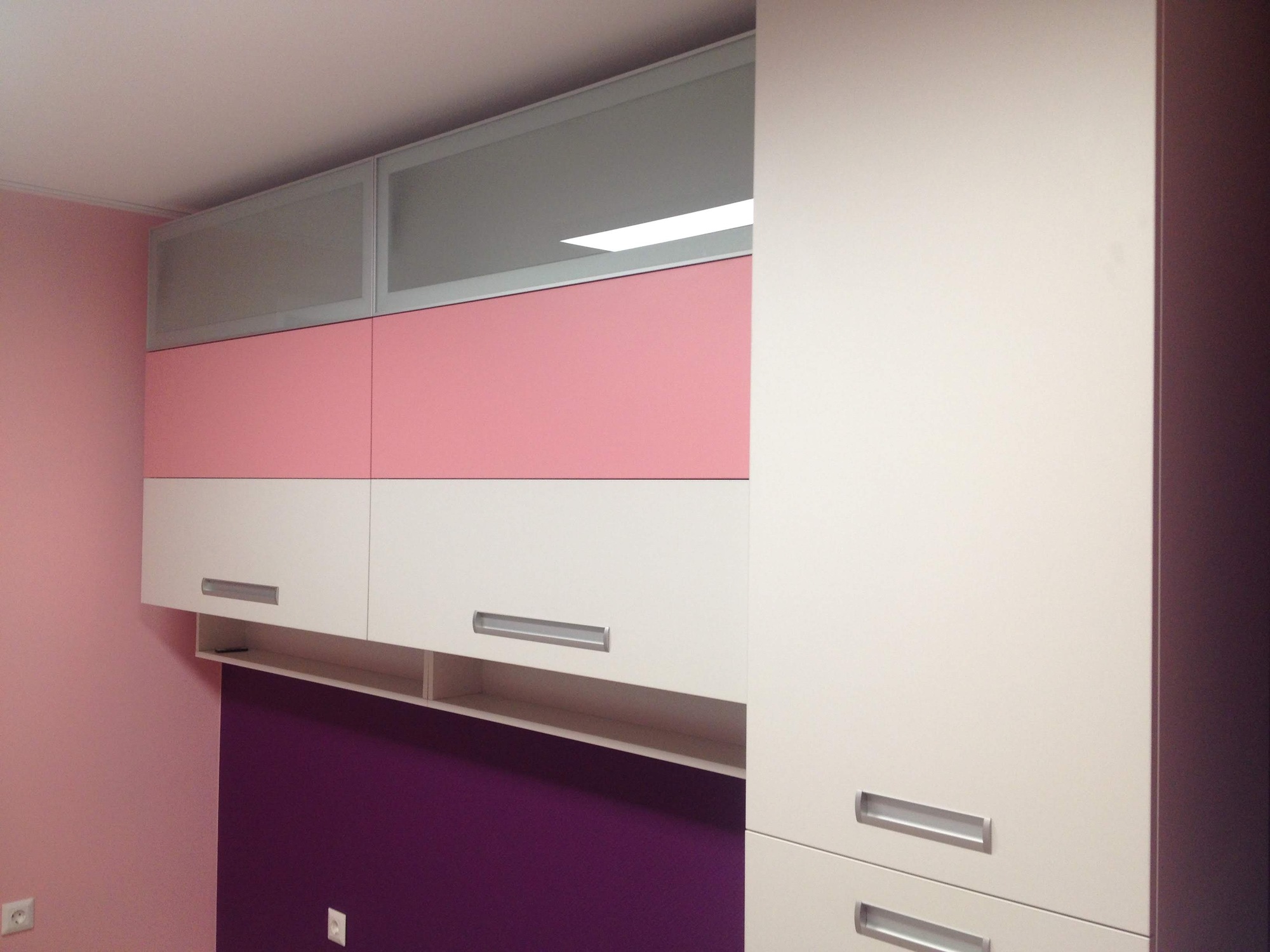 Композиция от горни шкафове с витрини и падащи врати в комбинация бяло-сиво и фламинго