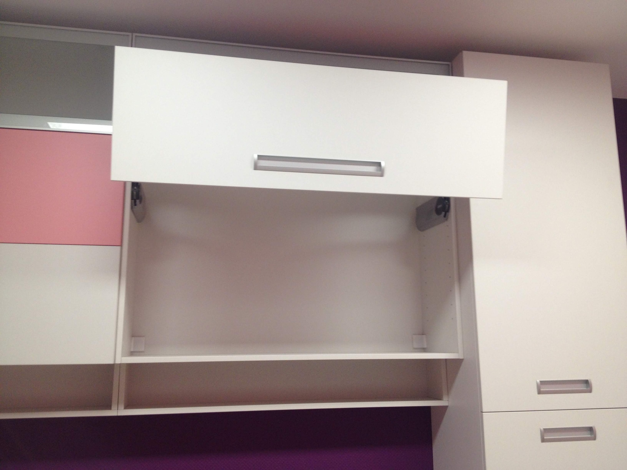 Повдигаш механизъм AVENTOS HF и вътрешен рафт за удобно съхранение