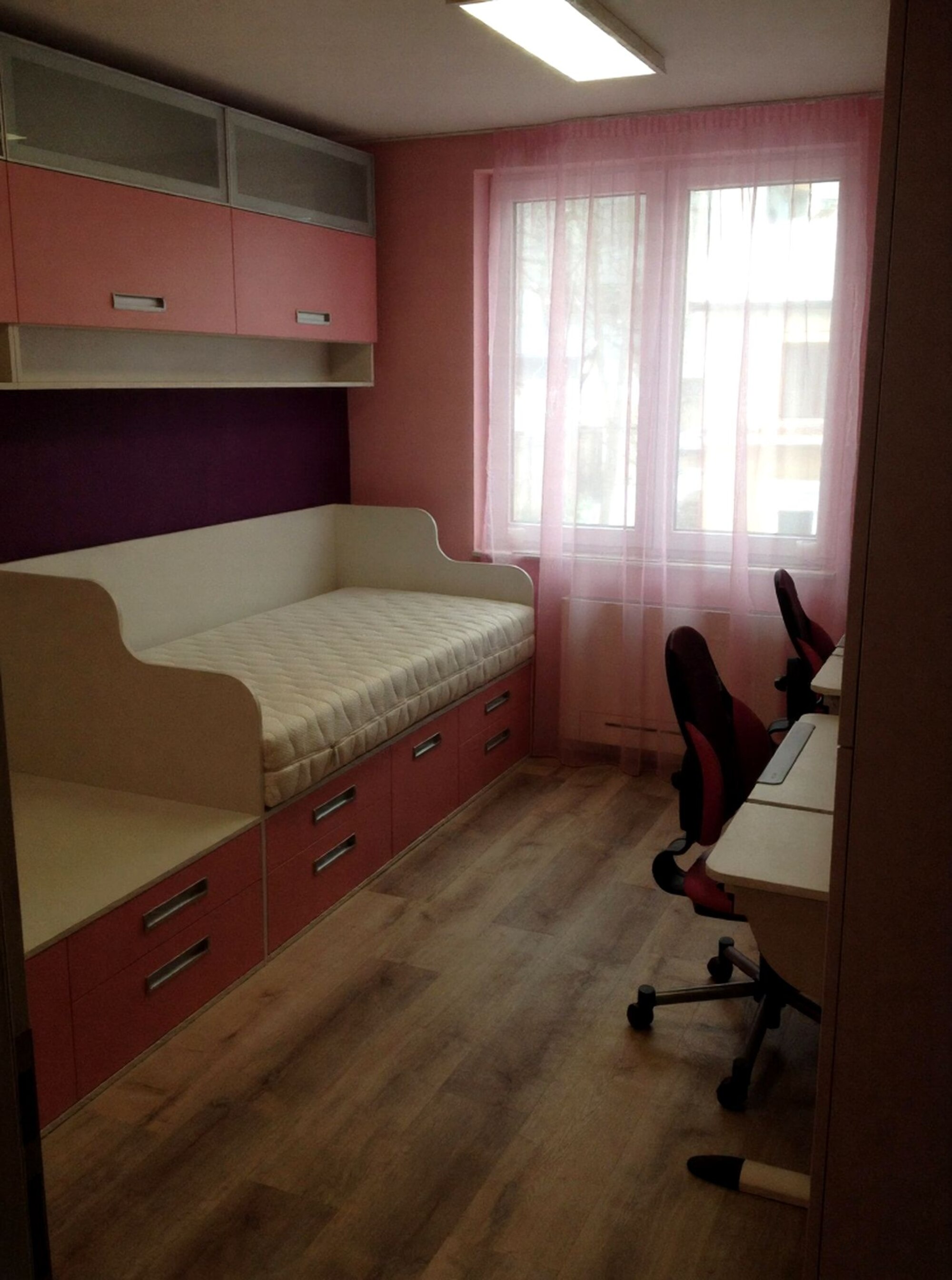 Легло с вградени чекмеджета и странична ниша, оформящо уютна зона за сън