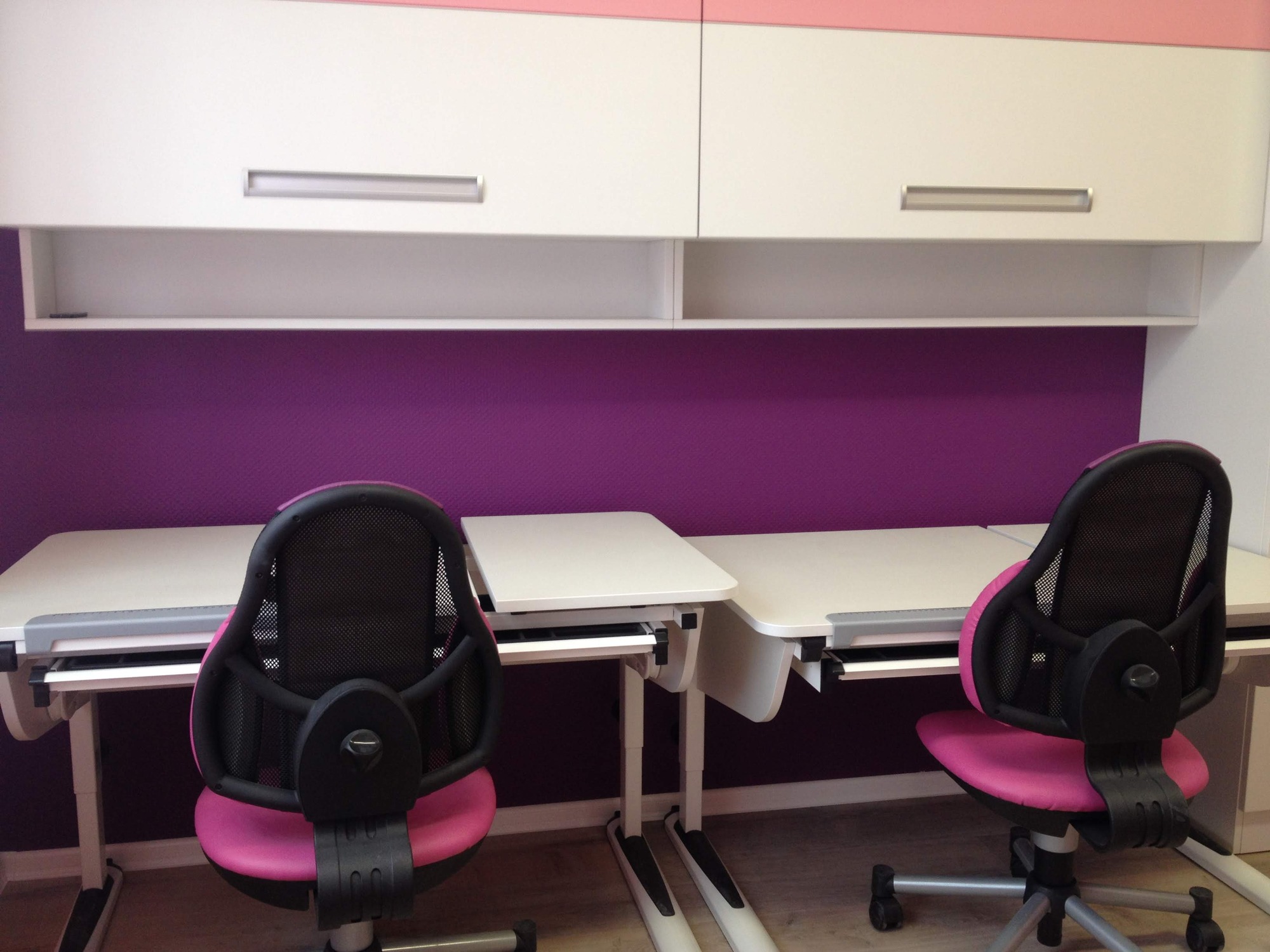 Работна зона с две ученически бюра и ергономични столове за едновременно учене