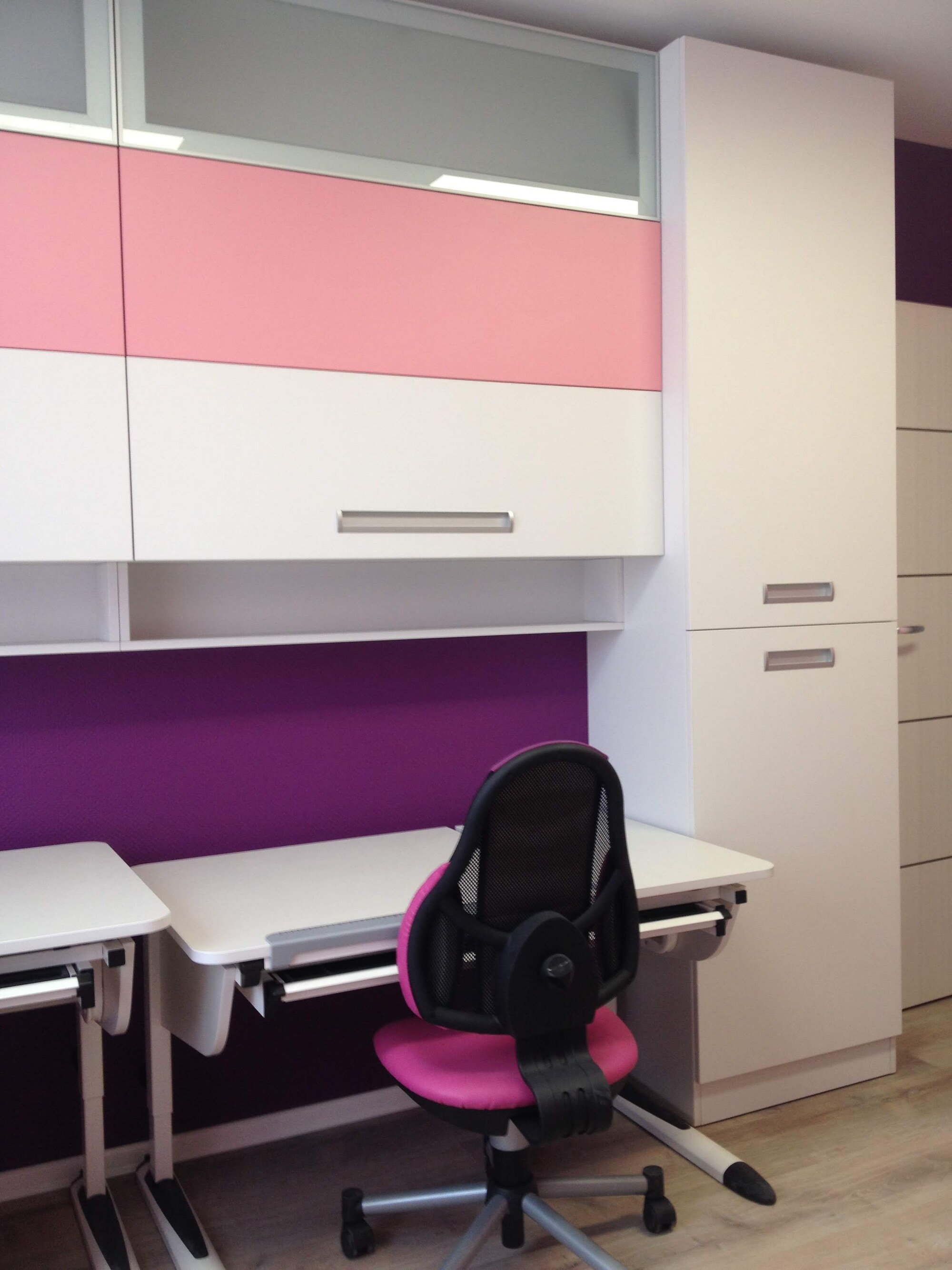 Висок еднок еднокрилен гардероб  и вертикално разпределение за дрехи и аксесоари