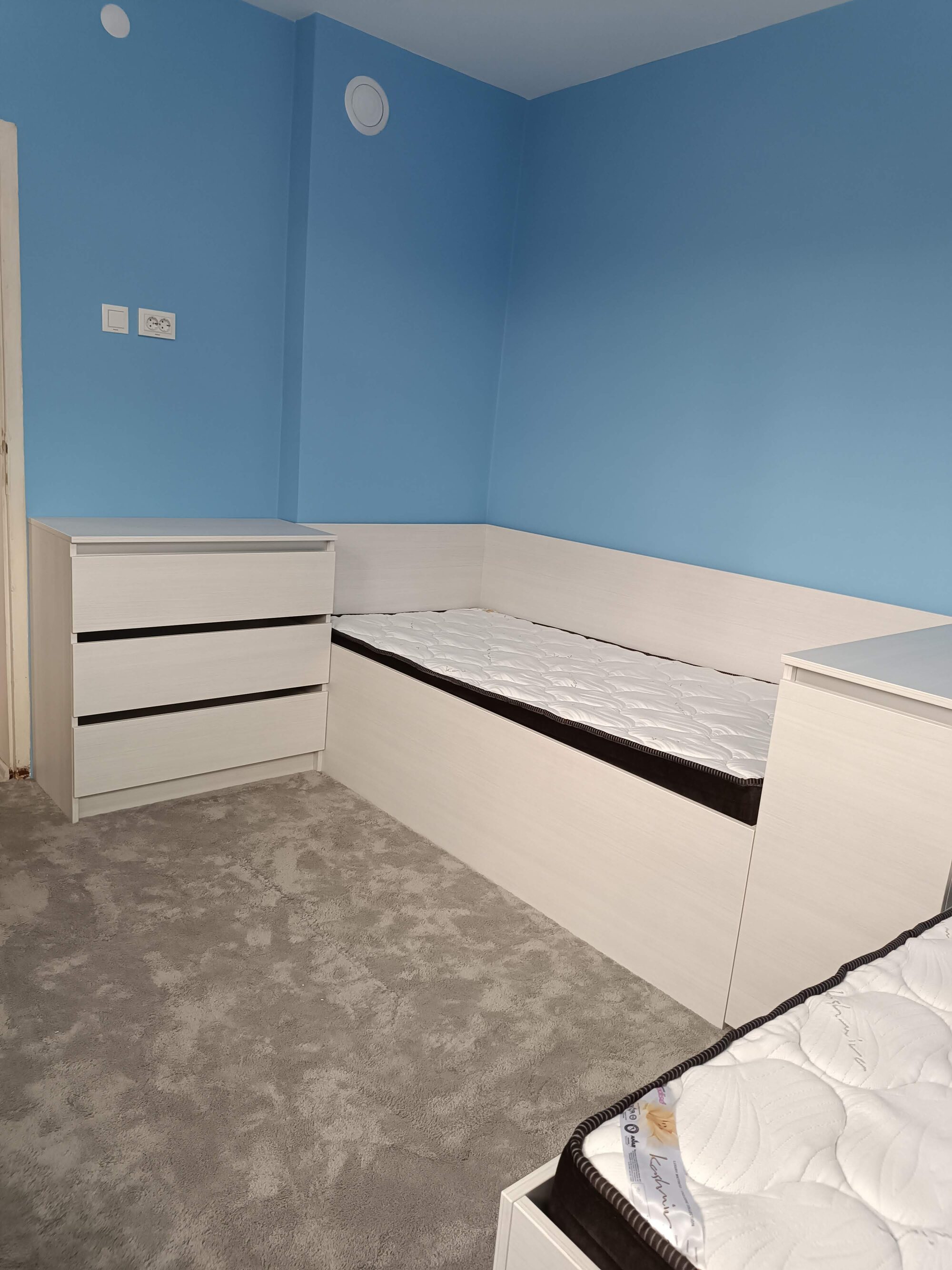 Ъглово разположено единично легло с ракла и страничен скрин за допълнително съхранение