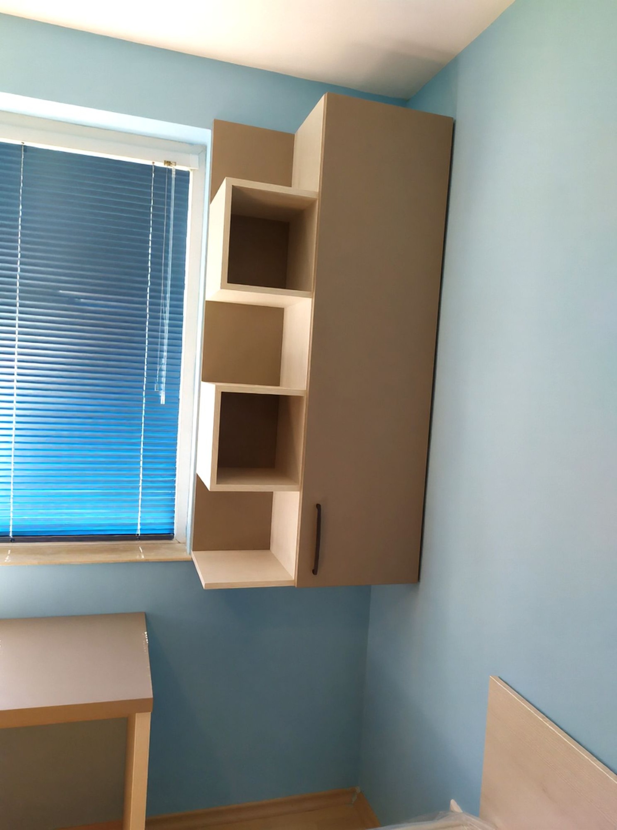 Окачен шкаф с асиметрични отворени кубове над бюро за учебна зона