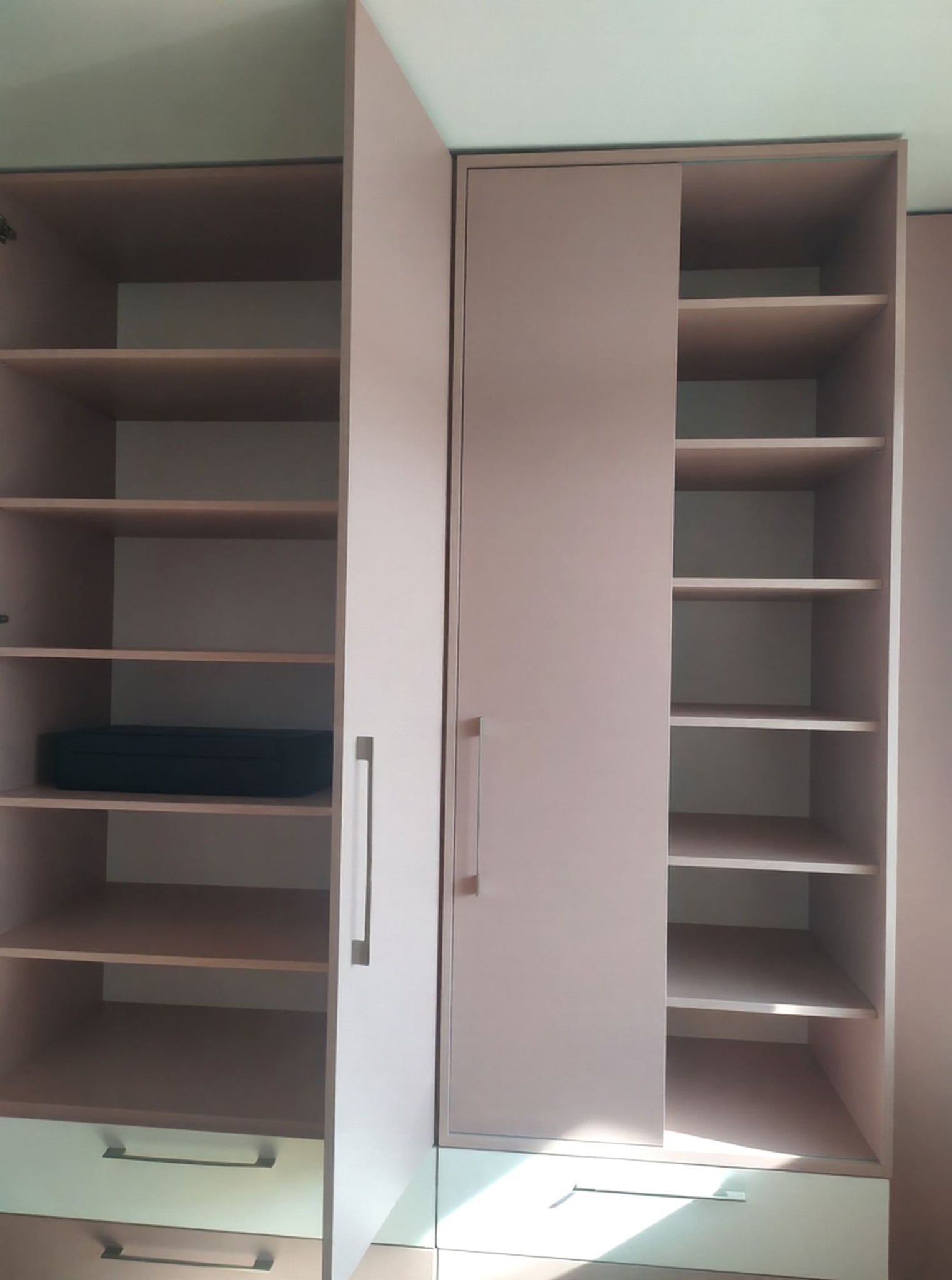 гардероб с комбинация от бяло и розово и долни чекмеджета за организация.