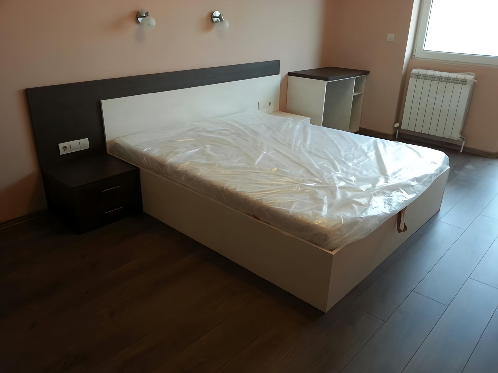 Табла с двуцветен ефект и висящи нощни шкафове с плавно затваряне. 