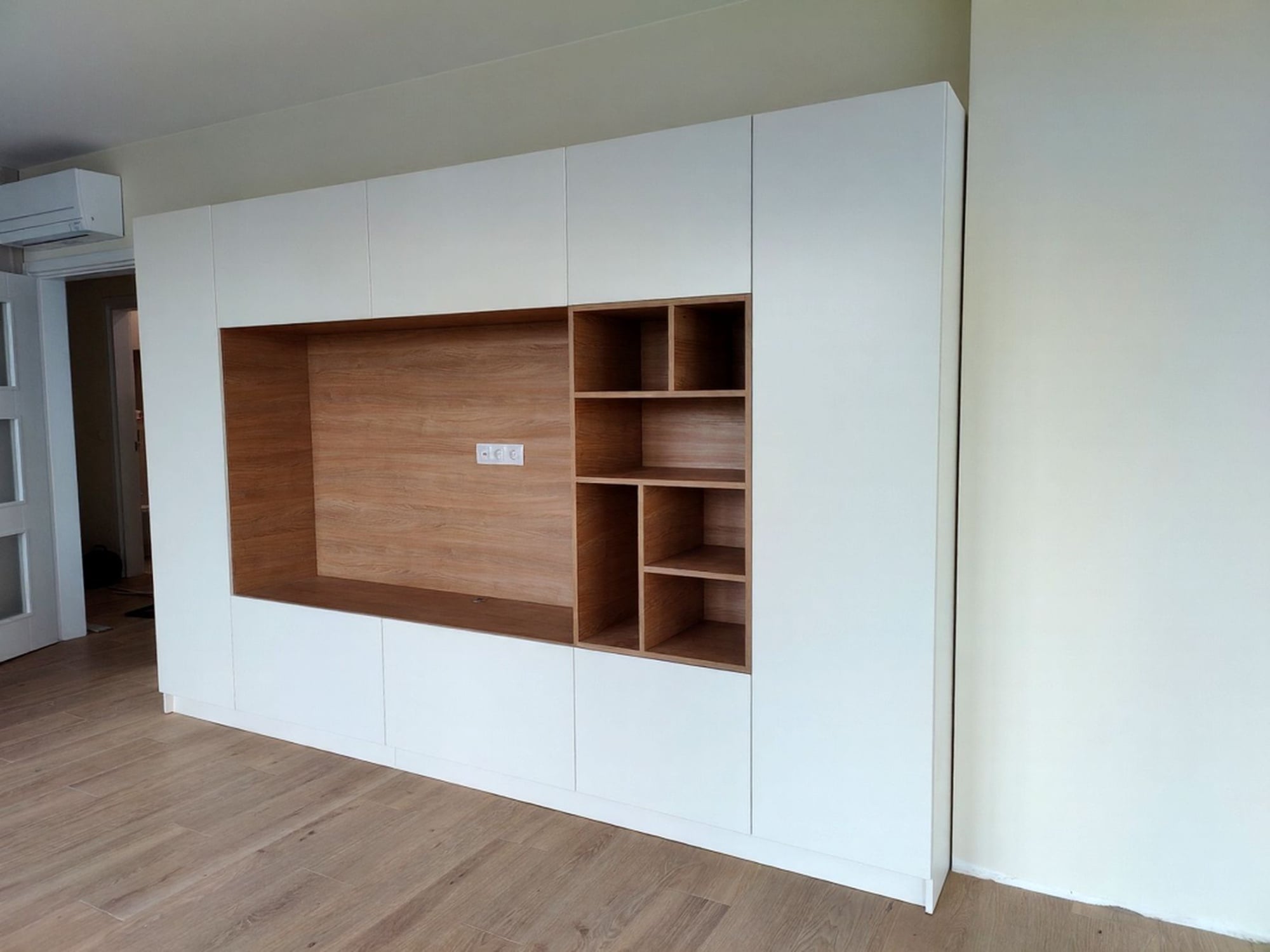 TV композиция с дълбока ниша от H1251 ST19 Робиня Брансън и асиметрични отворени рафтове за книги и декорация.