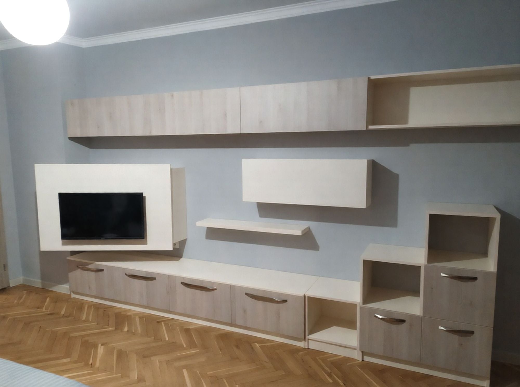 Цялостна композиция на мебелна стена за всекидневна с ниши, шкафове и TV зона.