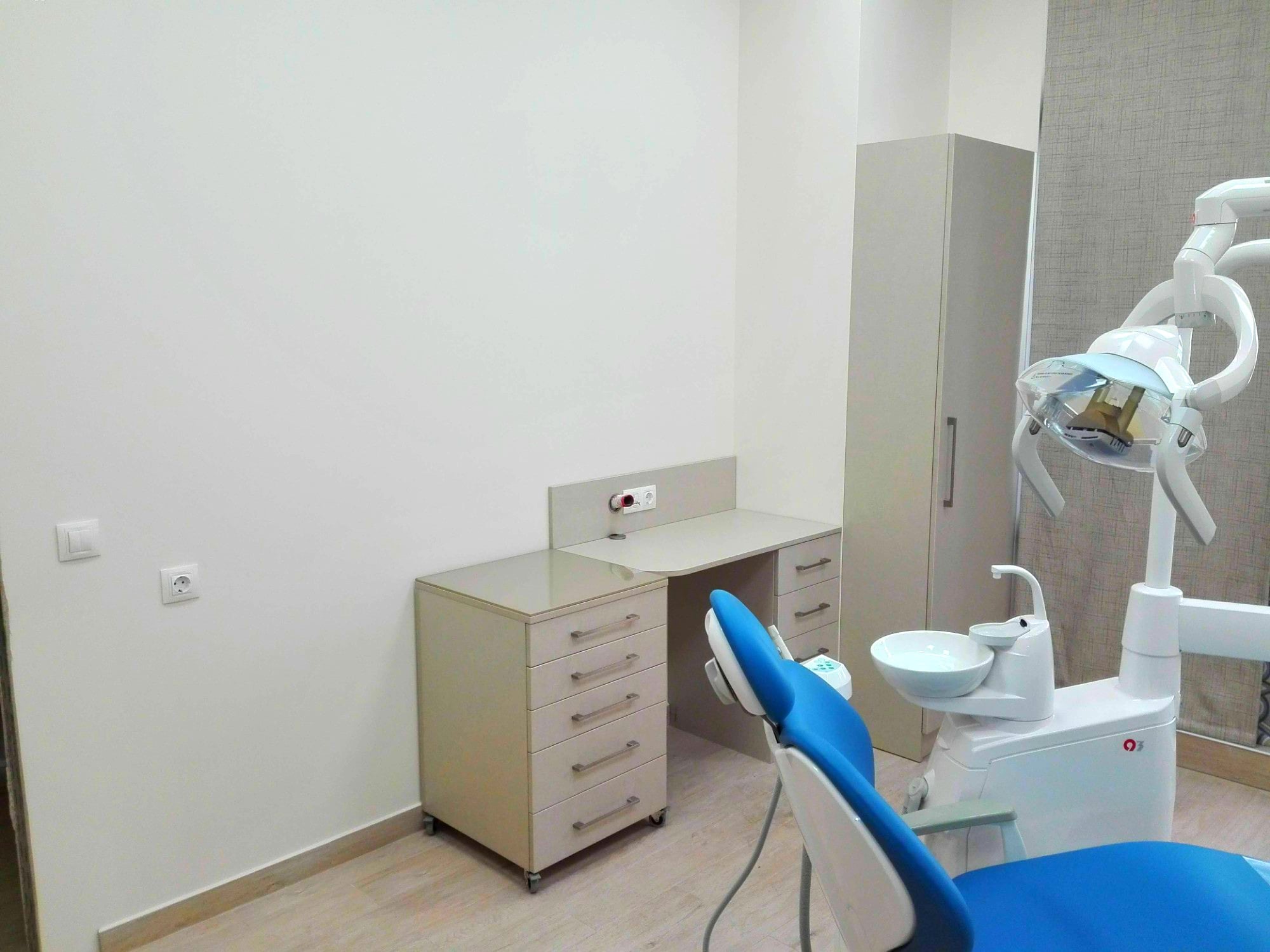 Работна зона в дентален кабинет с шкафове, чекмеджета за инструменти и горни шкафове в текстил бежово EGGER F416 ST10