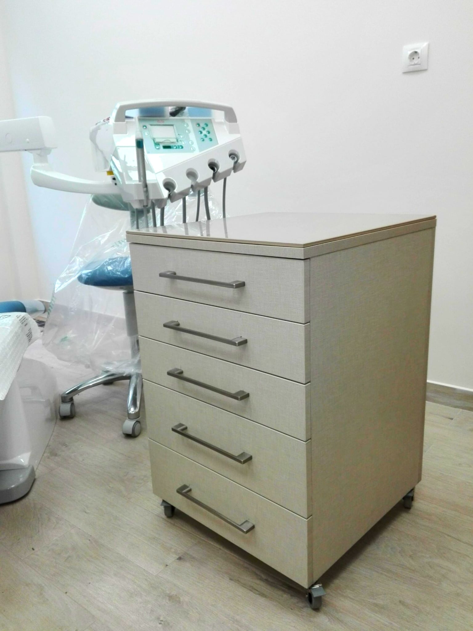 Подвижен шкаф с чекмеджета за инструменти в зъболекарски кабинет – компактно решение за организация