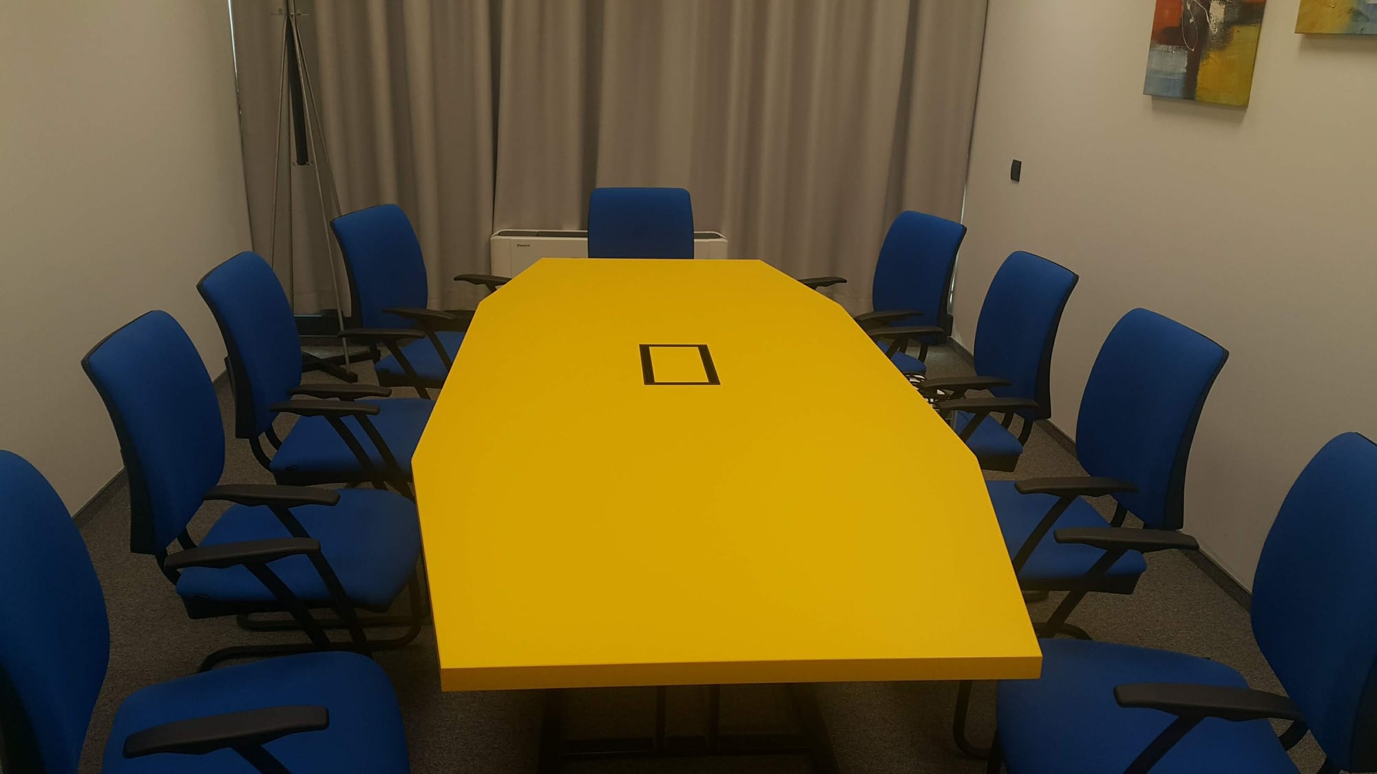 Работна маса за конферентна зала с геометрична форма и централен модул за техника