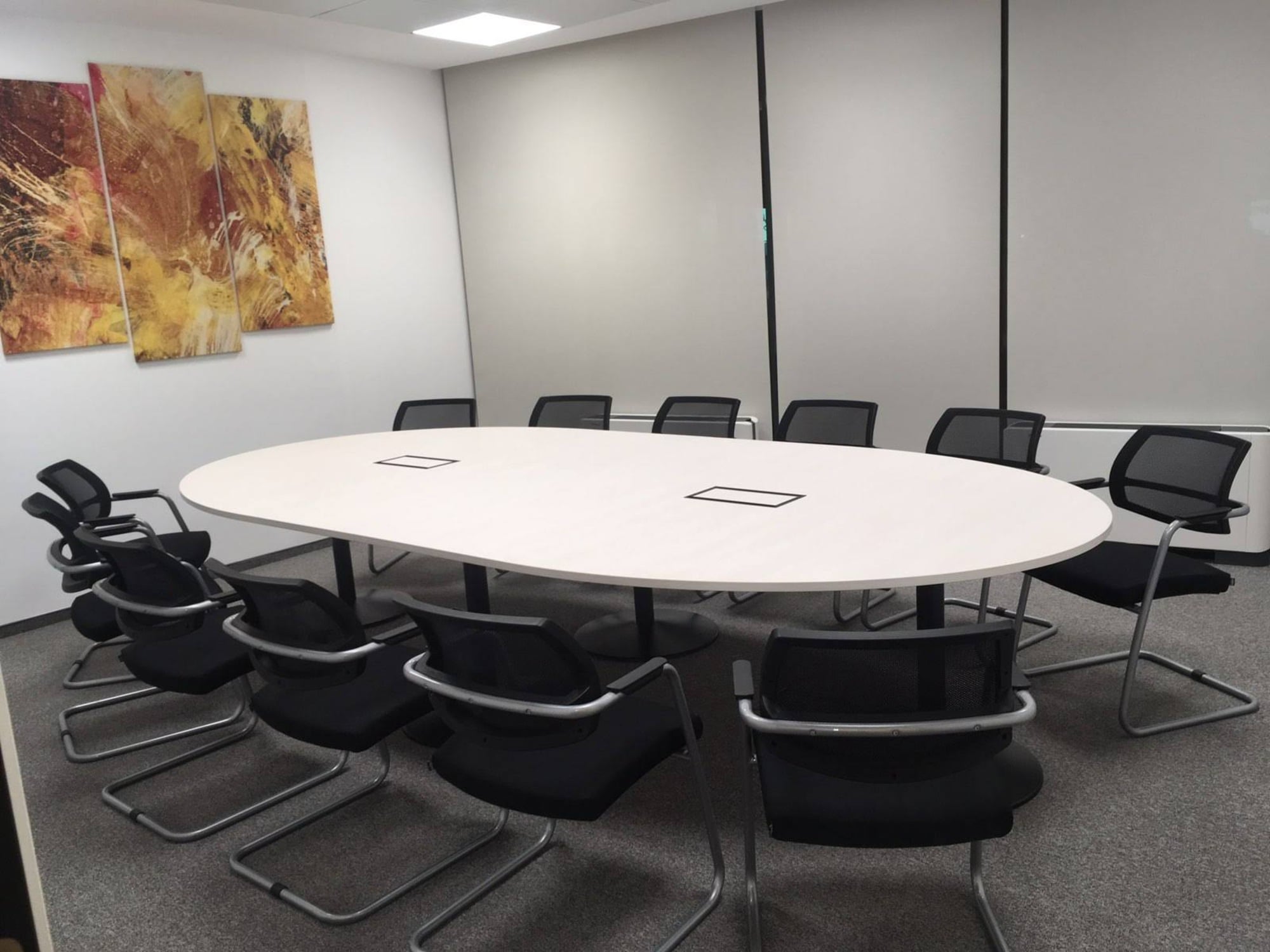 Овална маса за конферентна зала с централен кабелен модул и плот Woodline Cream EGGER