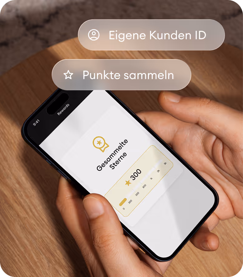 Person hält ein Smartphone mit einer Anzeige für gesammelte Sterne im Belohnungssystem und Textblasen mit Eigenen Kunden ID und Punkte sammeln.