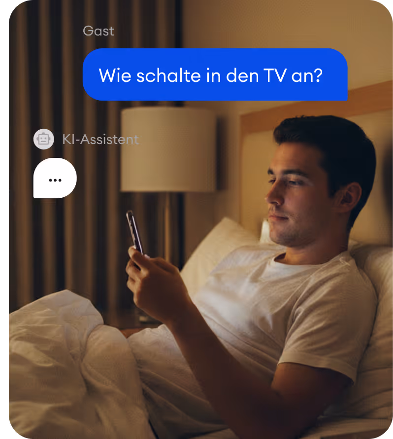Junger Mann liegt im Bett und schreibt Nachricht "Wie schalte in den TV an?" auf seinem Smartphone.