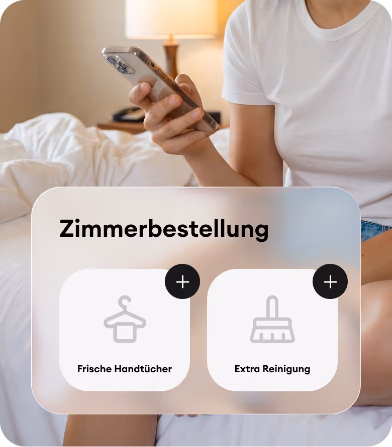 Person sitzt auf einem Bett und hält ein Smartphone, darüber eine transparente Benutzeroberfläche mit Optionen zur Zimmerbestellung für frische Handtücher und Extra Reinigung.