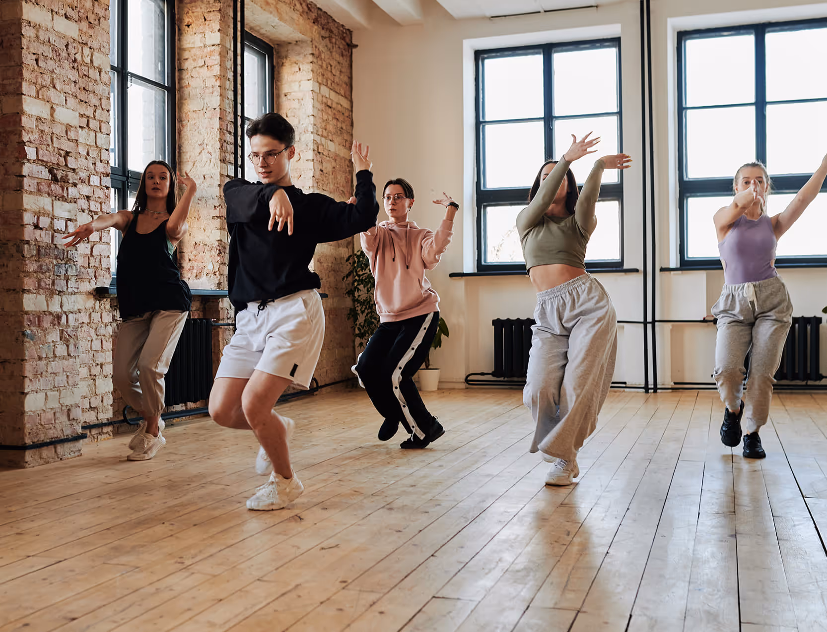 Triff bessere Entscheidungen für deine Tanzschule, weil du lernst, verlässlich neue Anfragen zu generieren und diese in gut zahlende Tanzschüler umzuwandeln. Du kennst deine wichtigsten Kennzahlen, arbeitest regelmäßig an deinem Marketing und machst deinen Erfolg planbar – damit am Ende des Monats mehr übrig bleibt.

