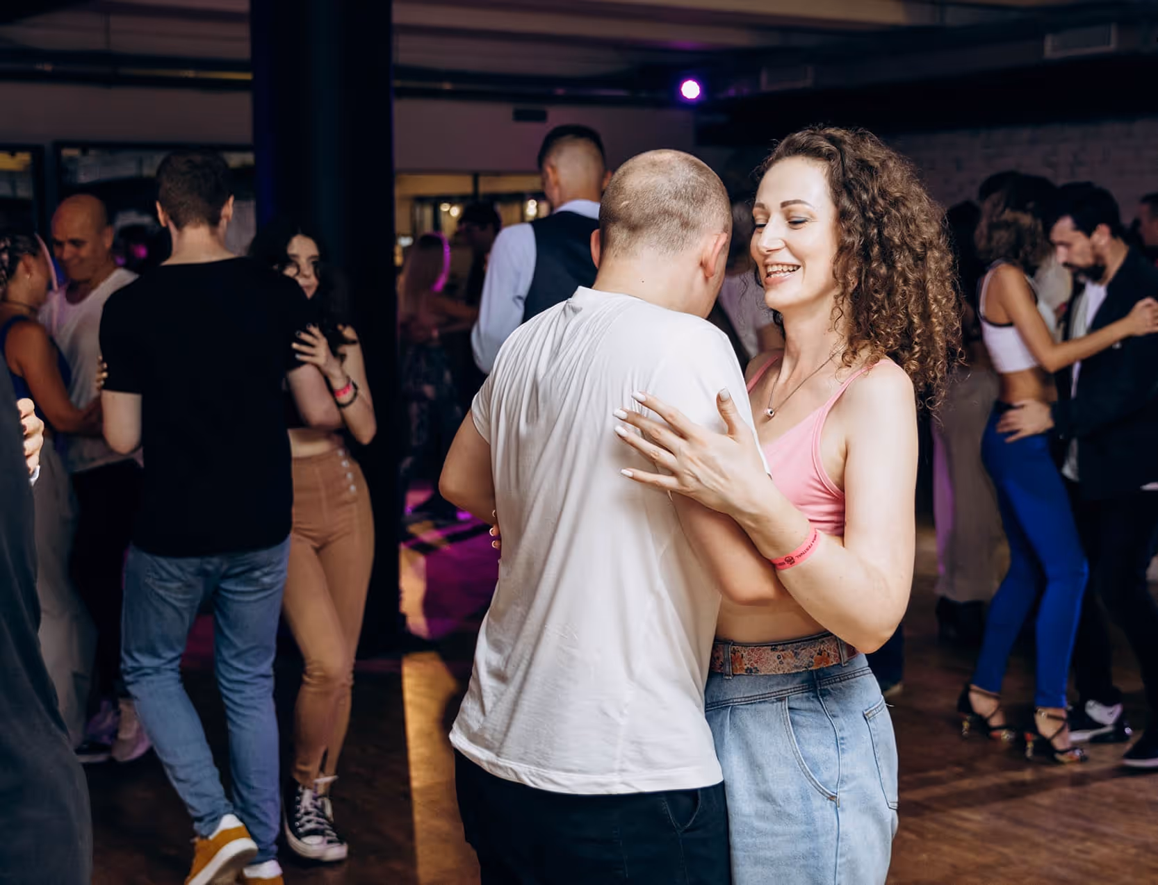 Mach aus Probetrainings zahlende Tanzschüler, weil du lernst, wie du Gespräche führst, wie du 12 oder 24 Monate Verträge verkaufst und wie du 80 bis 120 Euro im Monat verlangst – ohne dass die Leute nein sagen.

