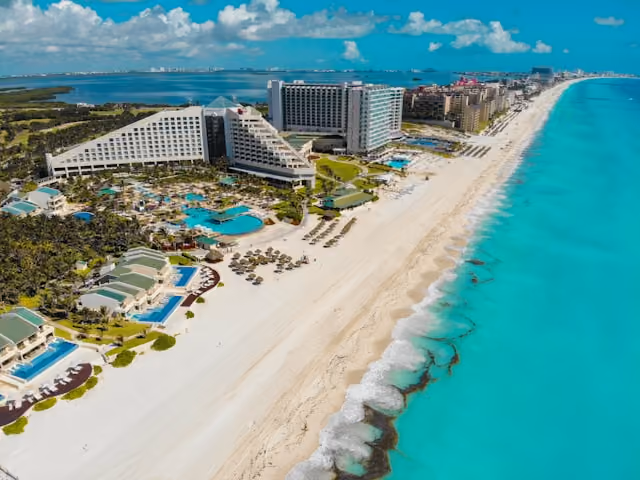 Beach and coastal scenery in Cancún, Mexico