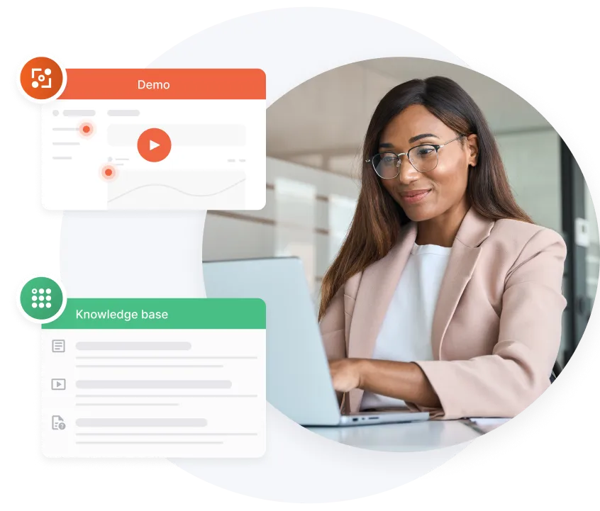 Femme portant des lunettes et un blazer beige travaillant sur un ordinateur portable avec une démonstration illustrée et des éléments d'interface de base de connaissances à côté d'elle.