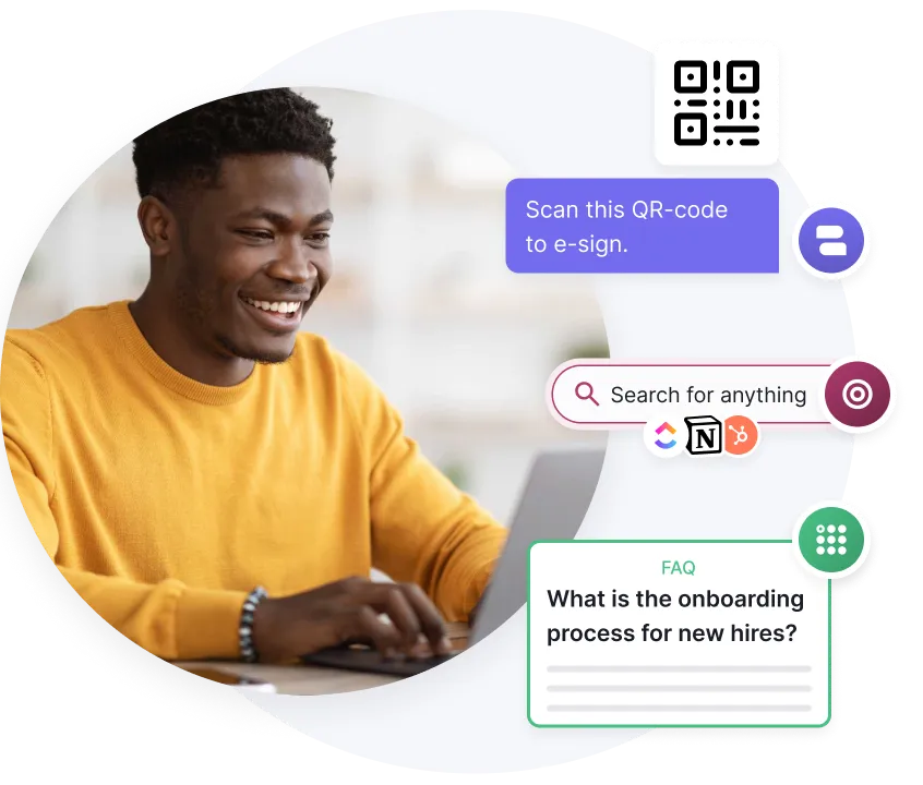 Homme souriant vêtu d'un pull jaune utilisant un ordinateur portable, entouré d'icônes comprenant un code QR avec la mention « Scannez ce code QR pour signer électroniquement », une barre de recherche et une boîte FAQ sur le processus d'intégration des nouveaux employés.