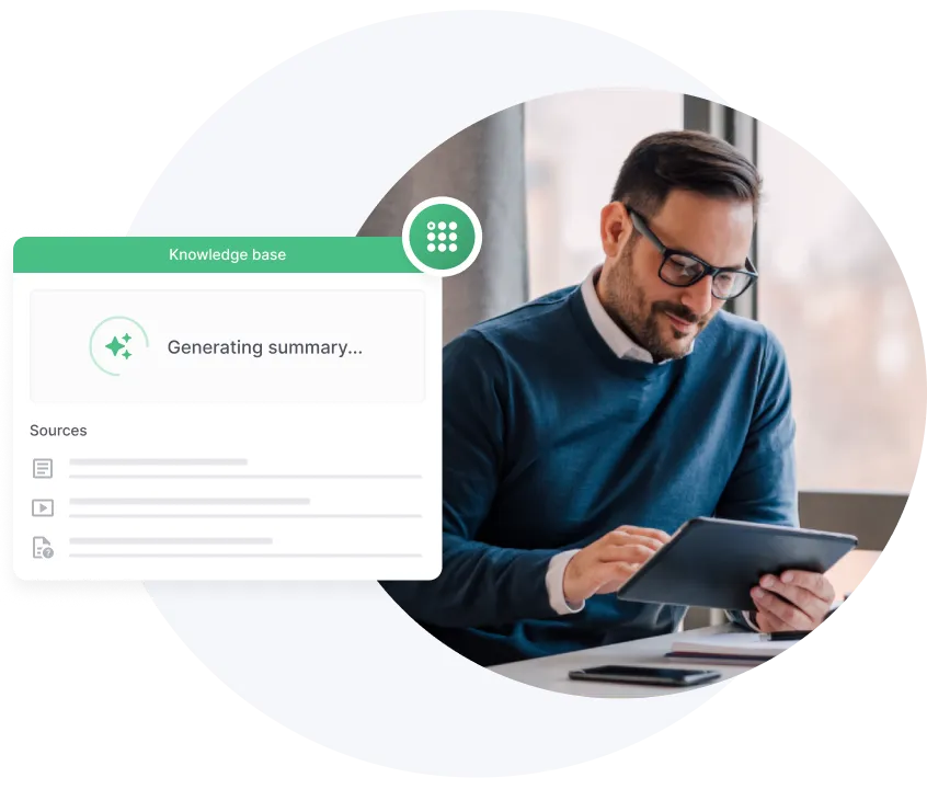 Hombre con gafas y jersey azul utilizando una tableta en un escritorio, con una superposición que muestra una pantalla de resumen generada por una «base de conocimientos».