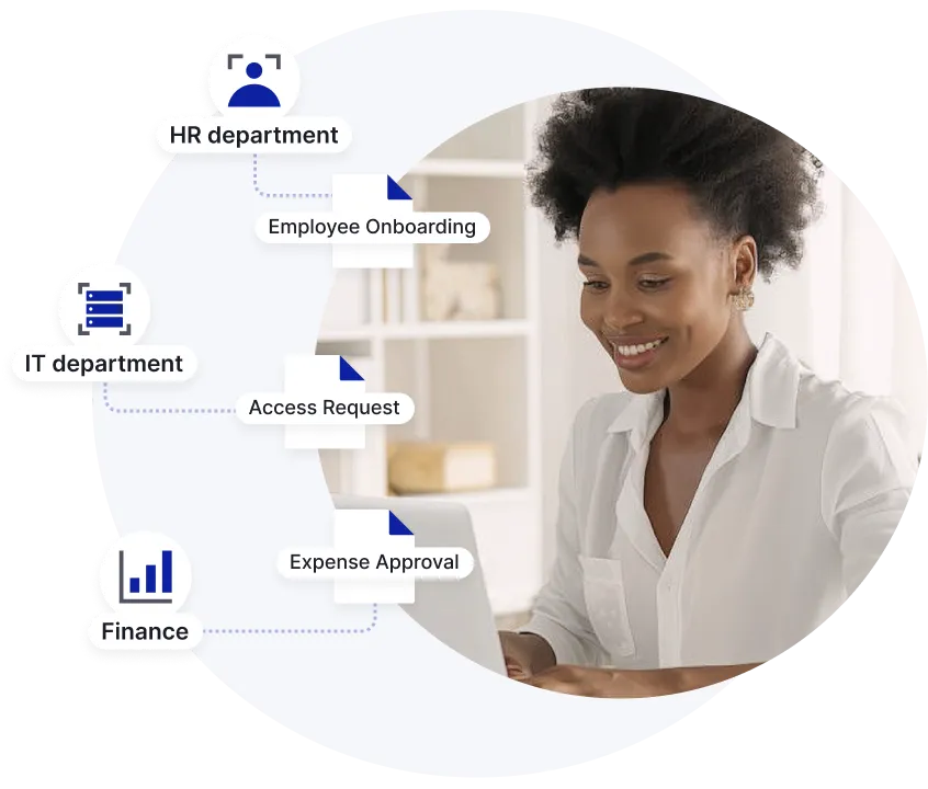 Mujer sonriente trabajando en un ordenador portátil con iconos y etiquetas de flujo de trabajo para la incorporación al departamento de RR. HH., la solicitud de acceso al departamento de TI y la aprobación de gastos financieros.