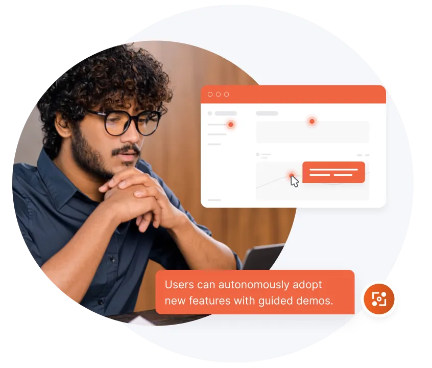 Hombre con pelo rizado y gafas mirando pensativo un ordenador portátil con una superposición digital que muestra una interfaz de usuario y un texto que dice: «Los usuarios pueden adoptar de forma autónoma nuevas funciones con demostraciones guiadas».