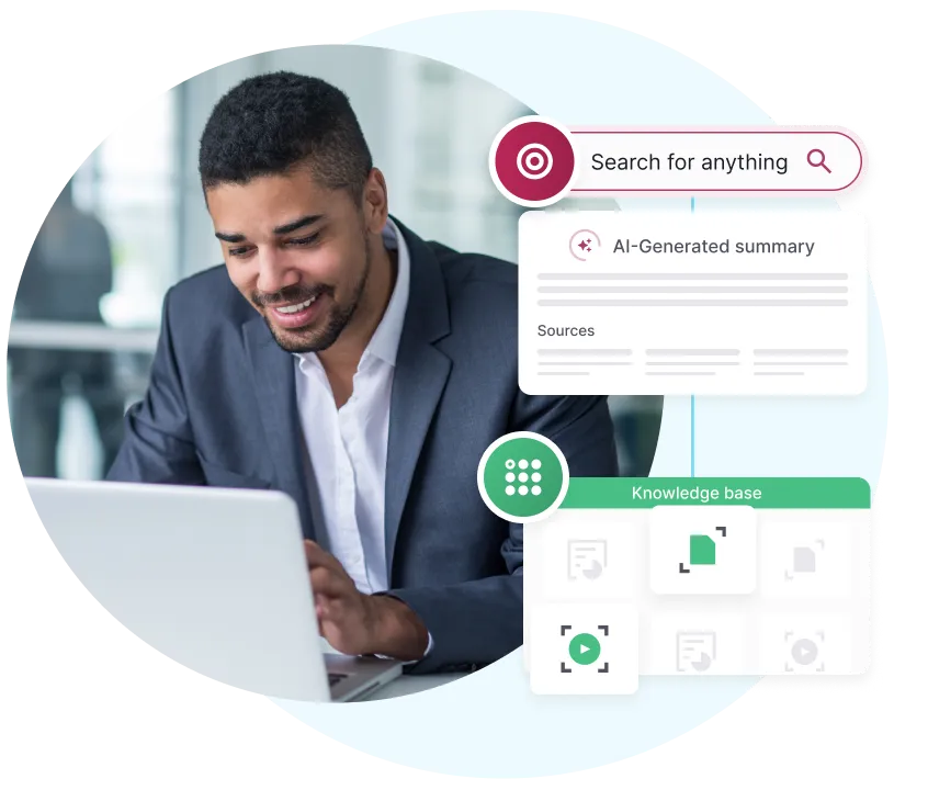 Hombre con traje sonriendo mientras utiliza un ordenador portátil, con gráficos superpuestos que muestran una barra de búsqueda con la etiqueta «Buscar cualquier cosa», un resumen generado por IA y una interfaz de base de conocimientos.