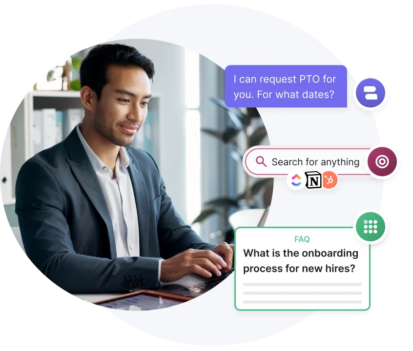Homme en costume d'affaires tapant sur un ordinateur portable, entouré d'éléments d'interface numérique, notamment une fenêtre de discussion pour les demandes de congés, une barre de recherche et une FAQ d'intégration.