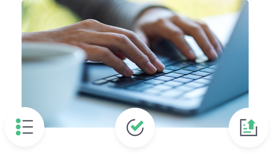 Gros plan sur des mains tapant sur le clavier d'un ordinateur portable, avec une tasse de café floue au premier plan.