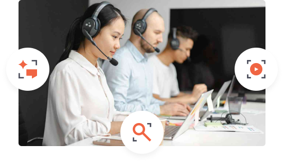 Três representantes de atendimento ao cliente usando fones de ouvido e trabalhando em laptops em um escritório.