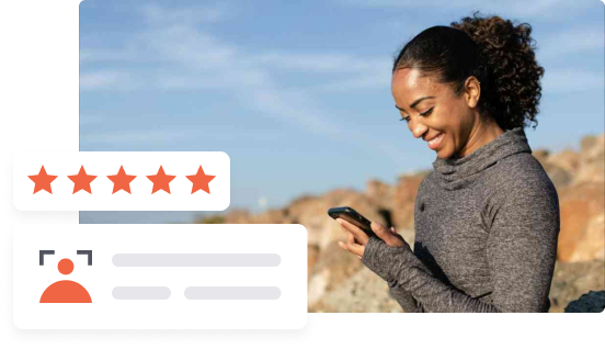 Mulher sorridente ao ar livre olhando para o seu celular, com sobreposições gráficas de ícones de classificação cinco estrelas e avaliações de usuários.