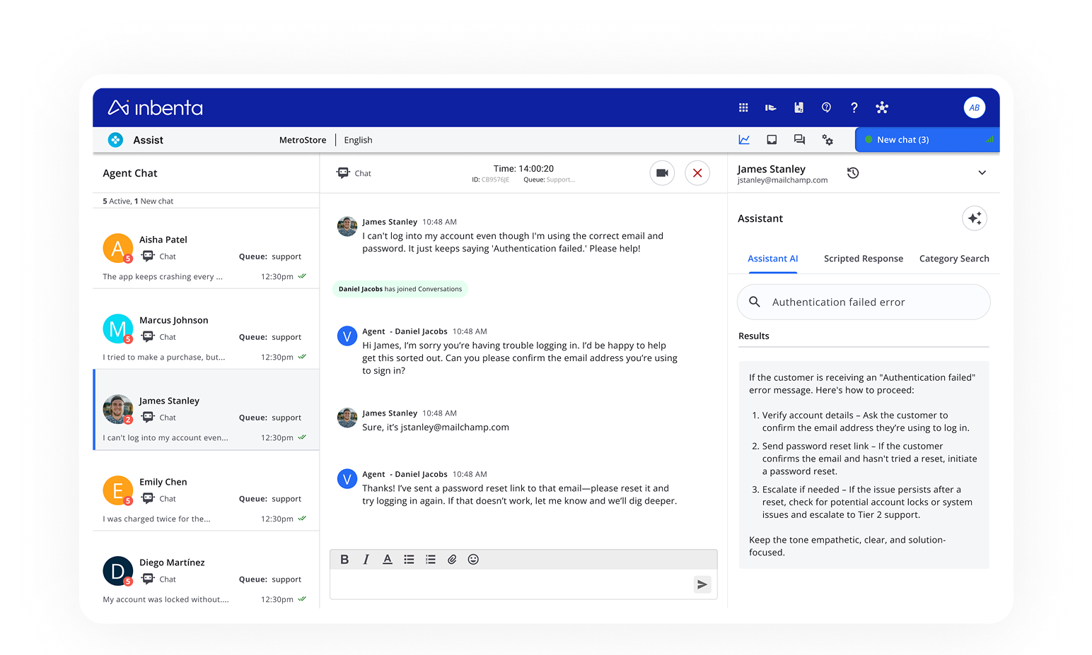 Interfaz de chat de atención al cliente que muestra una conversación entre James Stanley y el agente Daniel Jacobs en la que hablan sobre un error de autenticación fallida con respuestas sugeridas por el asistente de IA.