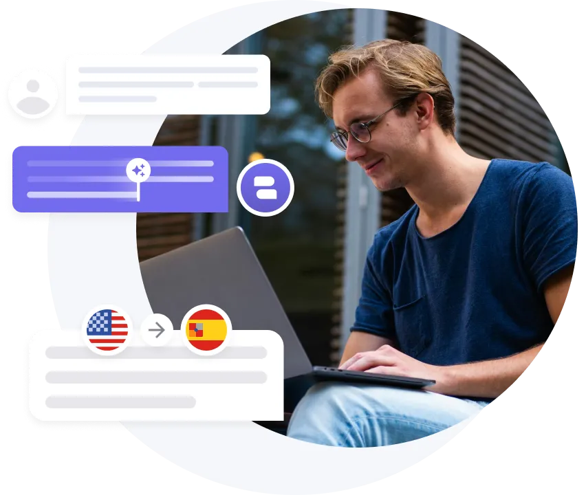 Joven con gafas y camisa azul sonriendo mientras trabaja en un ordenador portátil al aire libre, rodeado de iconos de traducción y bocadillos de diálogo.