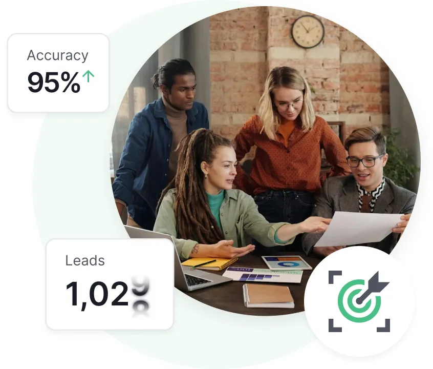 Quatro colegas de trabalho diferentes colaborando com papéis e um laptop, com sobreposições mostrando 95% de precisão e 1.029 leads, e um ícone de alvo verde.