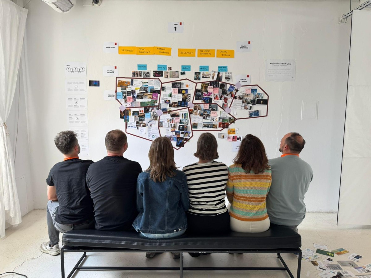 Grupa uczestników analizująca schemat podczas Summer School