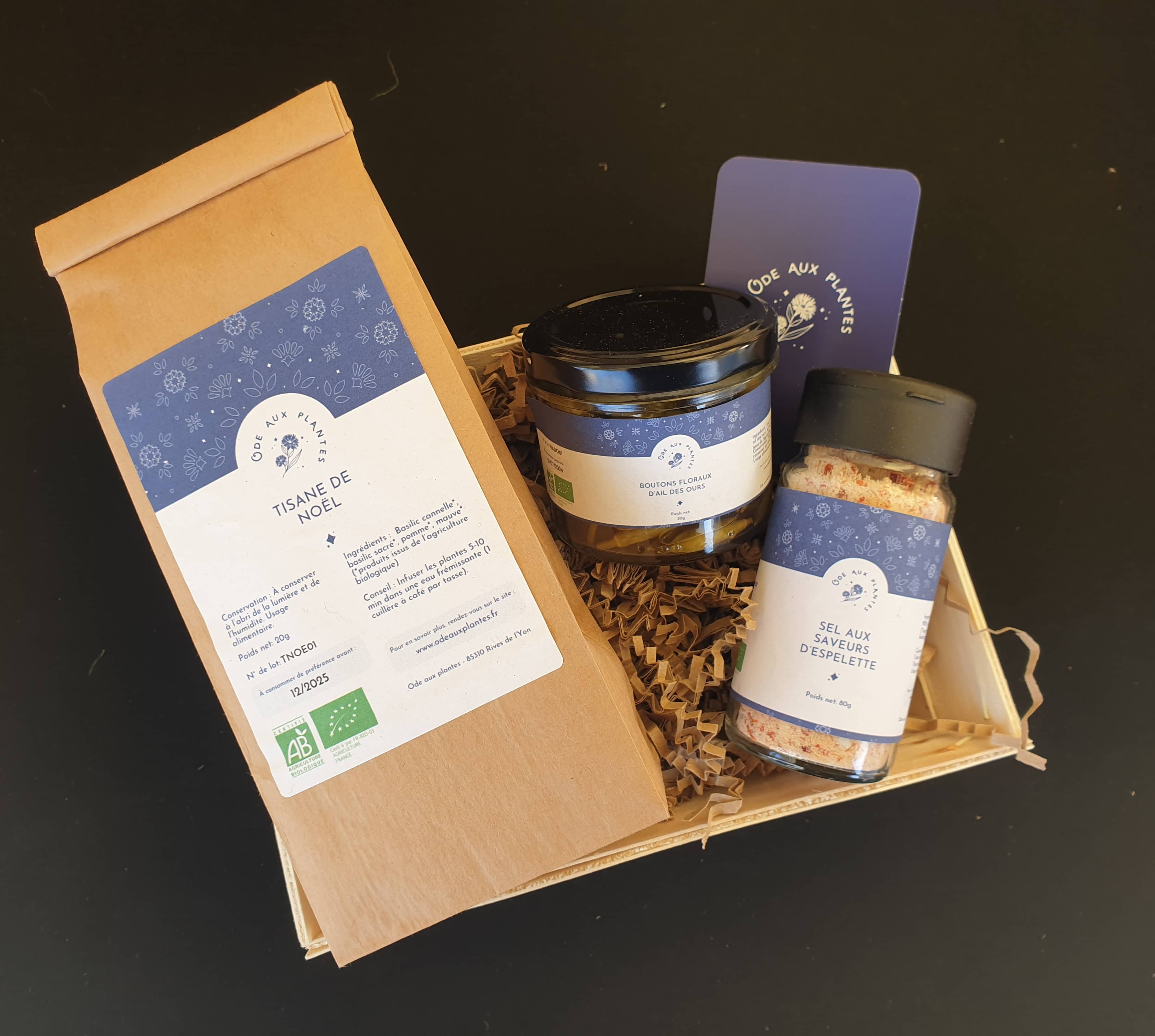 image d'un coffret en bois content un sachet de tisane, du sel aromatisé et un pot de pickles