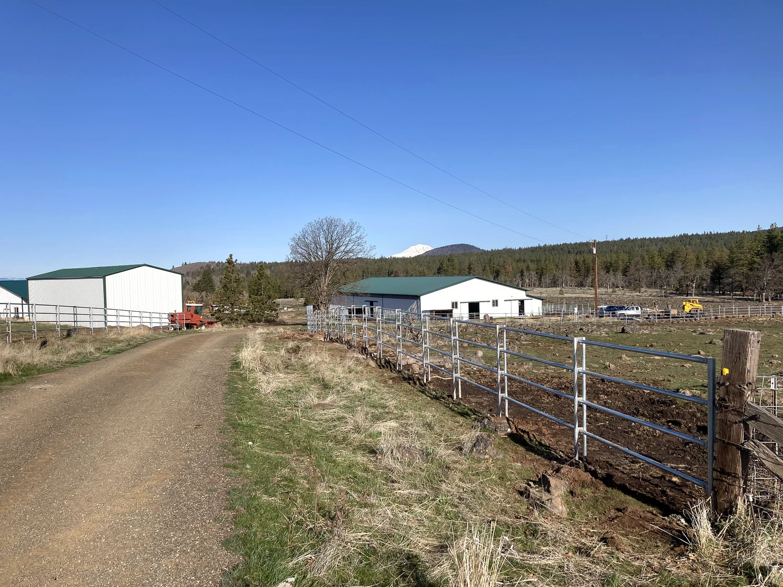 Noble Contour fence beside the driveway with the Goldendale property in the distance
