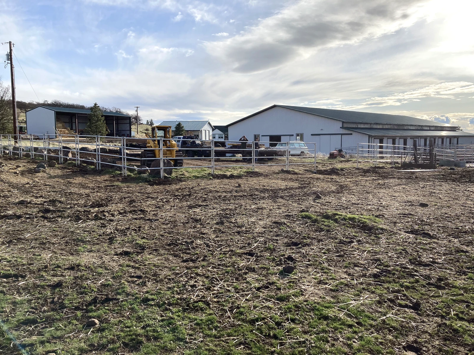 Wide view of Noble Contour fencing in front of the Goldendale barn and outbuildings