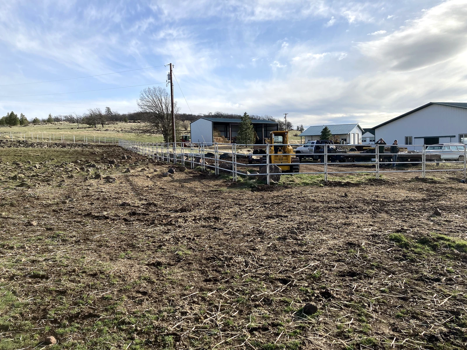 Noble Contour fence across the yard near the barn in Goldendale, Washington