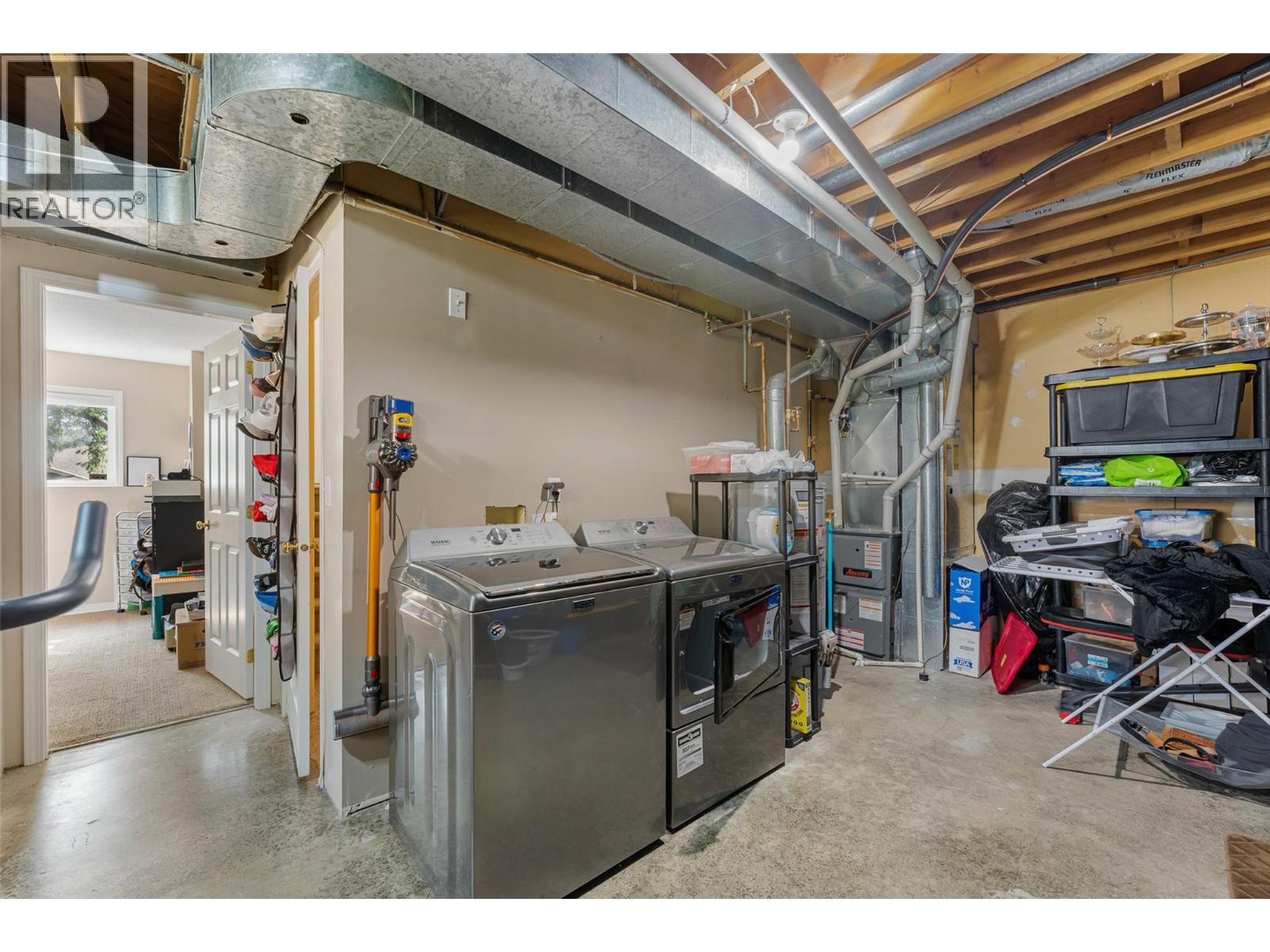 580 Spruceview Place N