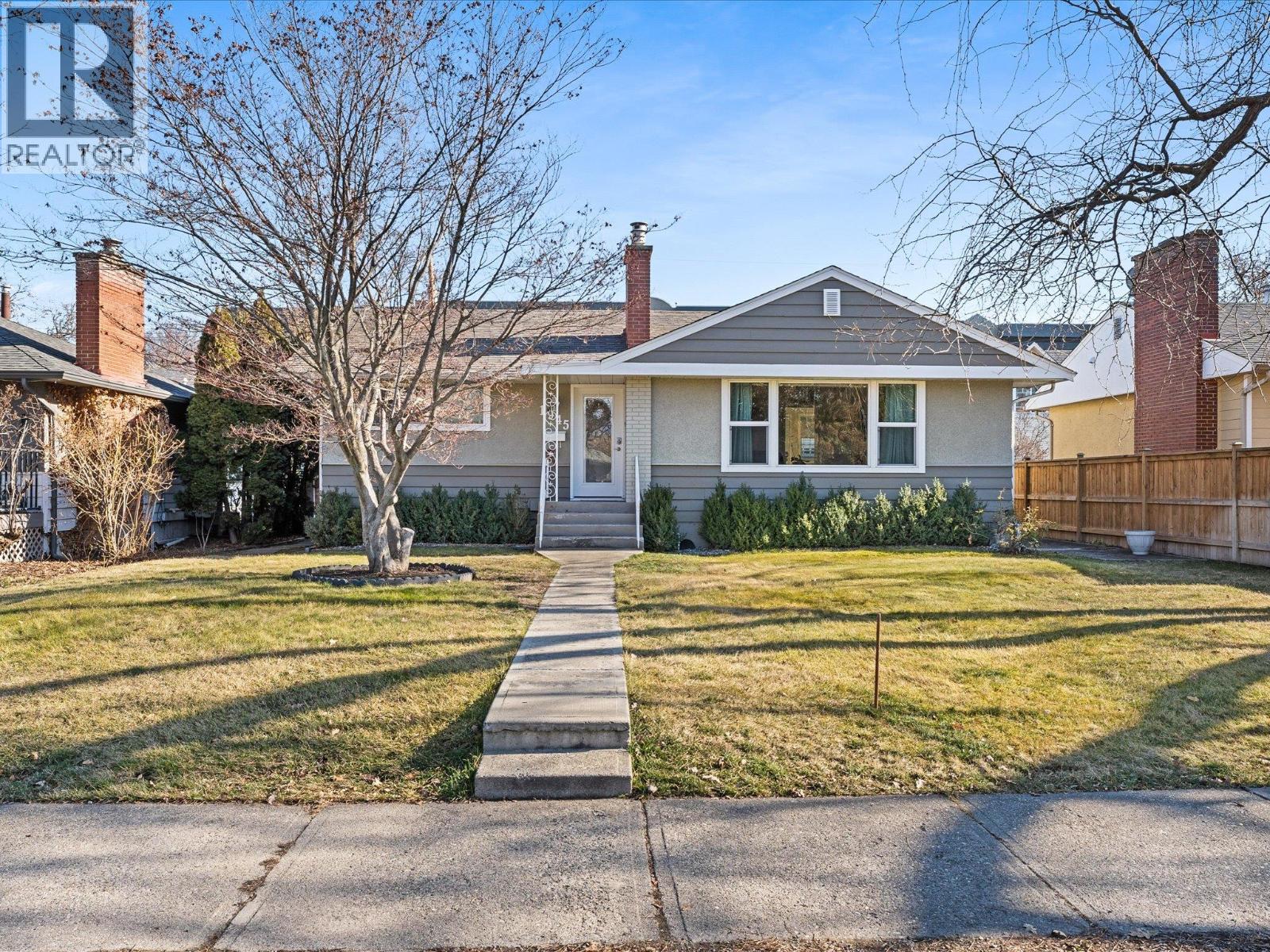 1945/1947 Bowes Street