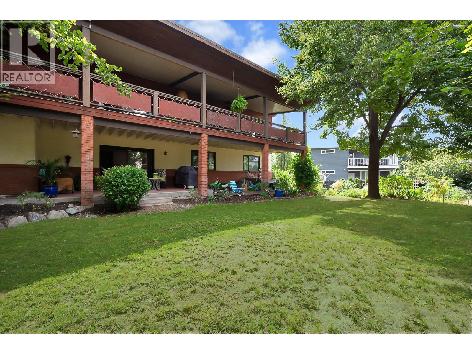 1590 Willow Crescent